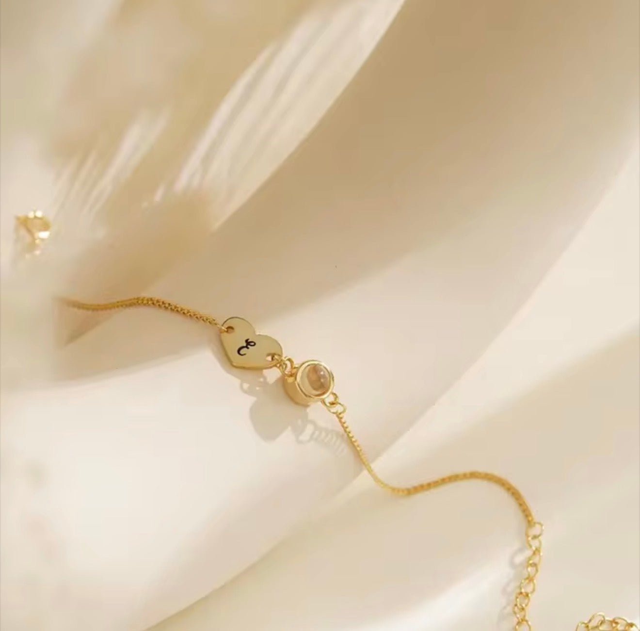 Pulsera Corazón con Inicial y Foto de Proyección