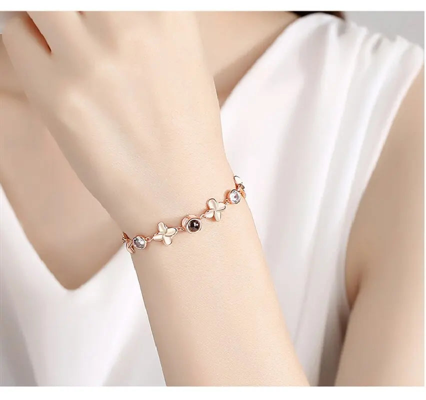 New bracelet with personalized photo projection 